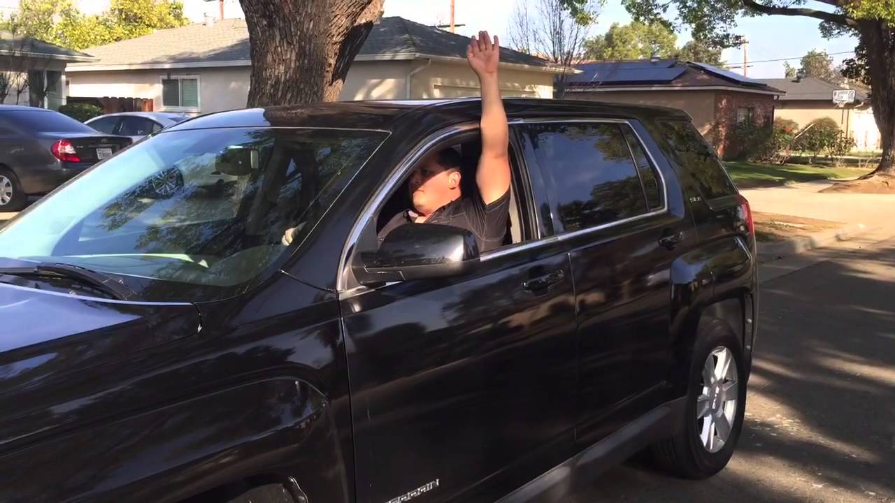 Cuál señal prevalece en las maniobras del conductor